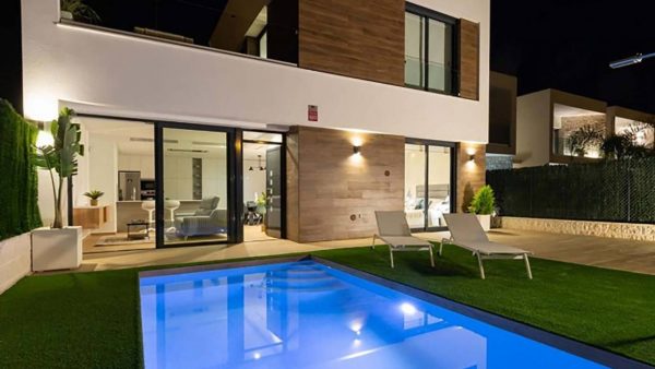 3 or 4 Bed – 2 or 3 Bath New Build Detached villas 600 mtrs from L’ Amerador beach in El Campello – Costa Blanca