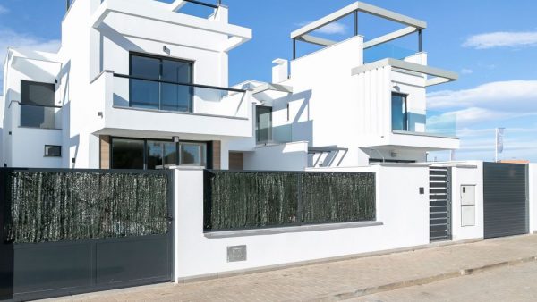 New built detached villa 3 bed -3 baths with private pool in the Roda Golf resort in Murcia