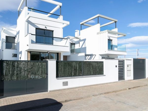 New built detached villa 3 bed -3 baths with private pool in the Roda Golf resort in Murcia