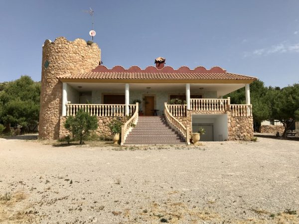 Typical Spanish single storey villa with 3 bed – 2 bath, basement and solarium in El Garruchal – Murcia