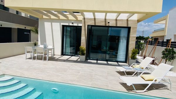 New residential development made up of independent villas in La Herrada, Los Montesinos, Alicante